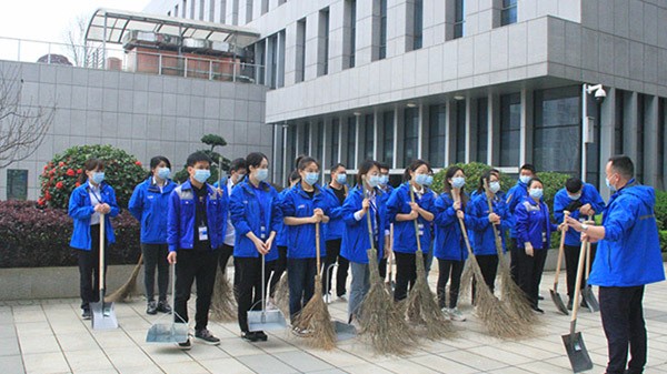 波隆水務(wù)集團(tuán)繼續(xù)弘揚雷鋒精神組織員工在榔梨片區(qū)開展志愿清掃街道活動